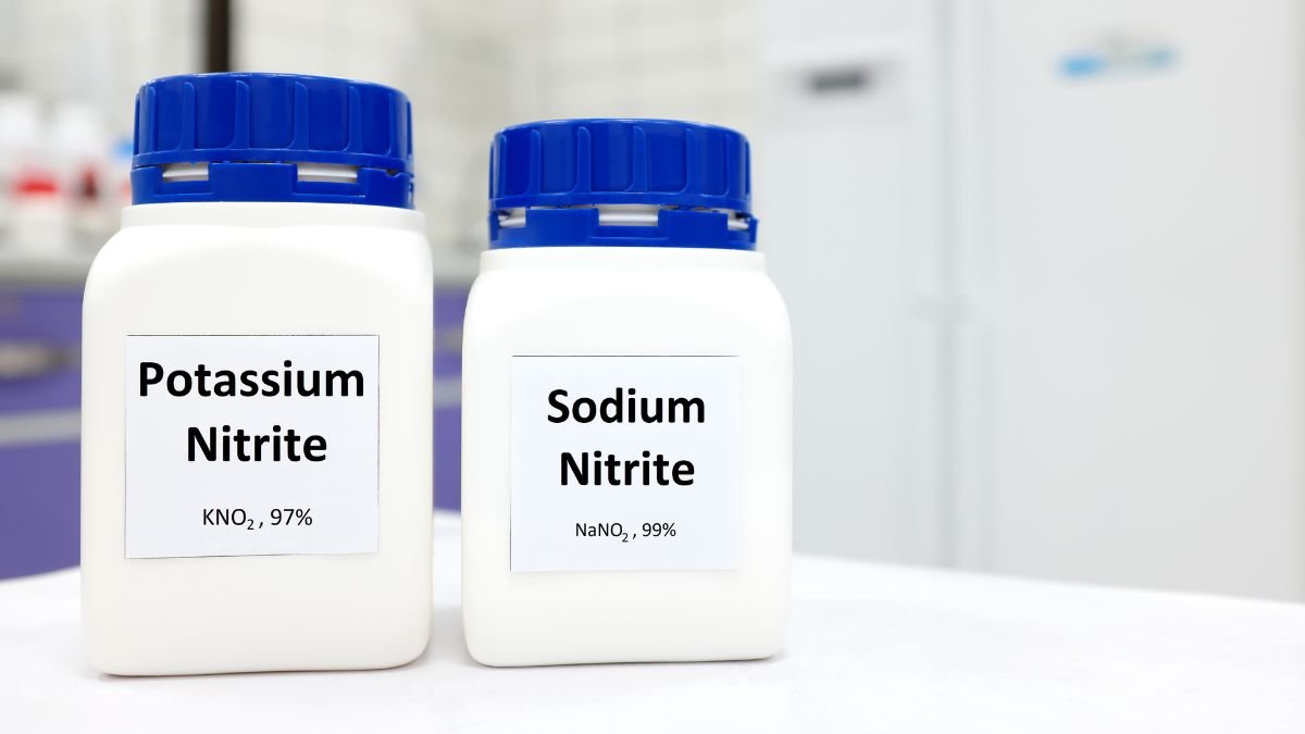 Zwei Behälter mit Nitritsalz: Kalium- und Natriumnitrit auf einem Tisch.