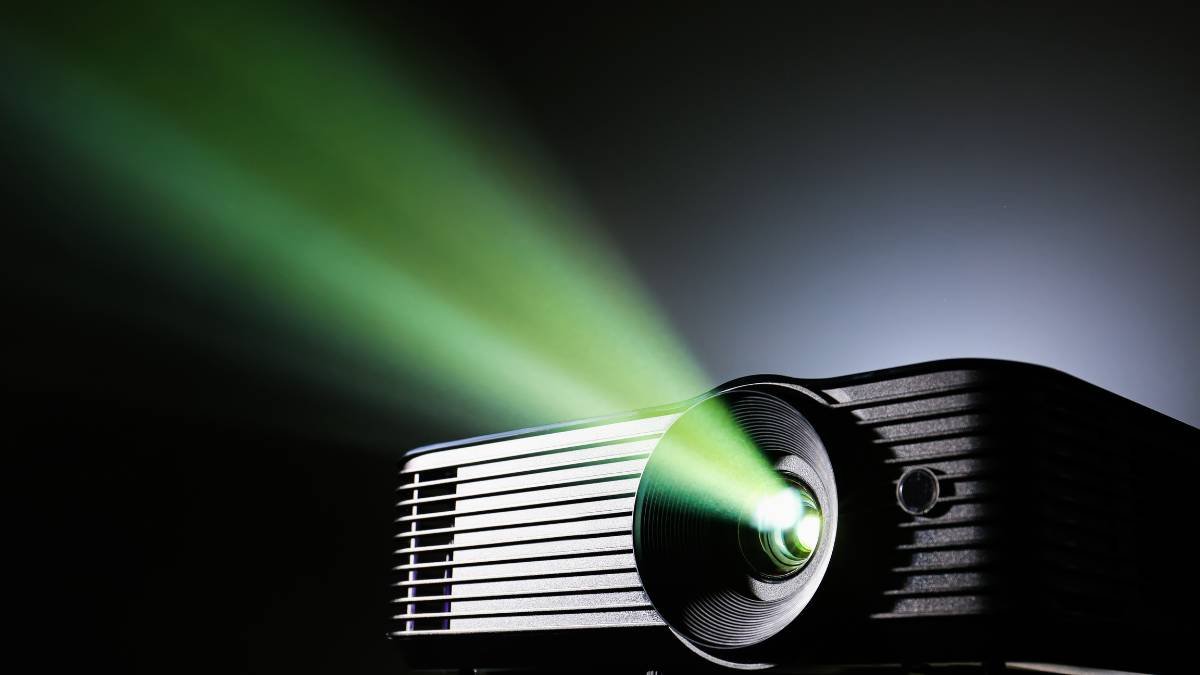Ein Projektor strahlt grünes Licht aus, das Bilder erzeugt.