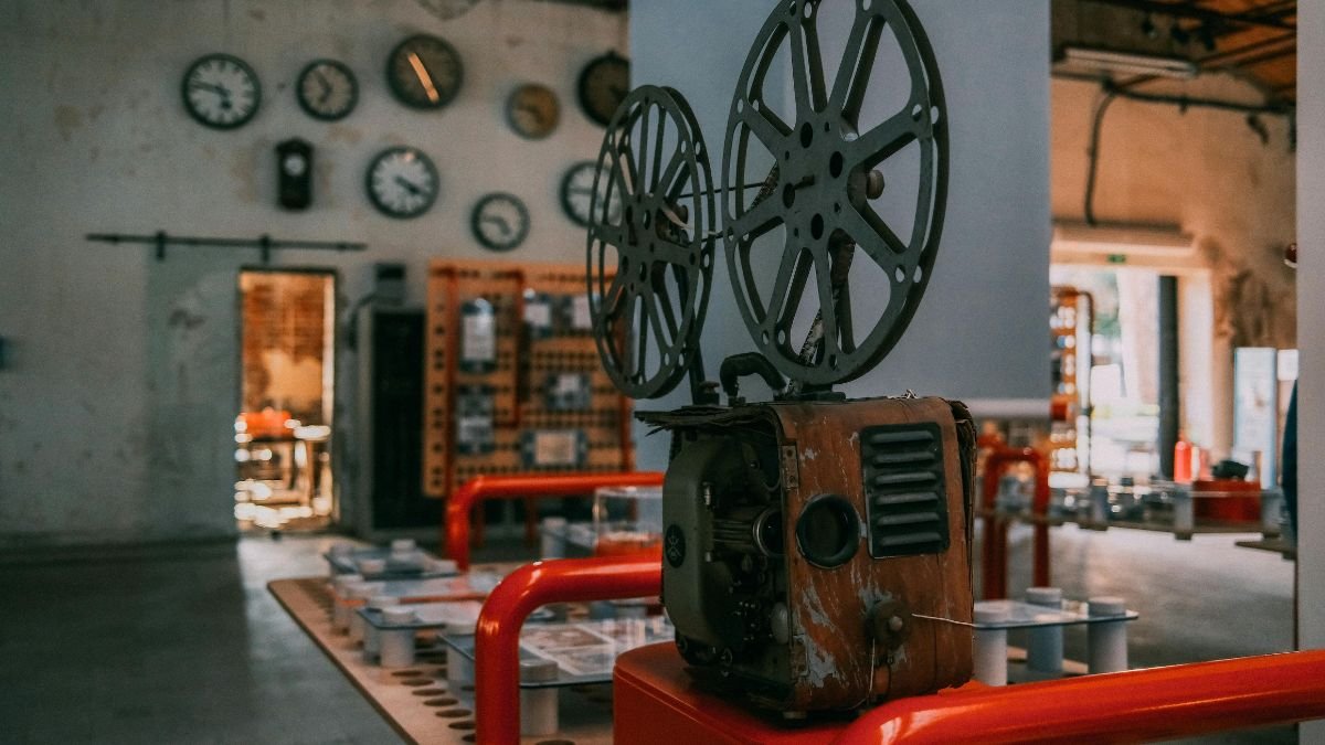 Ein alter Projektor steht in einem Raum mit Uhren und Werkzeugen.