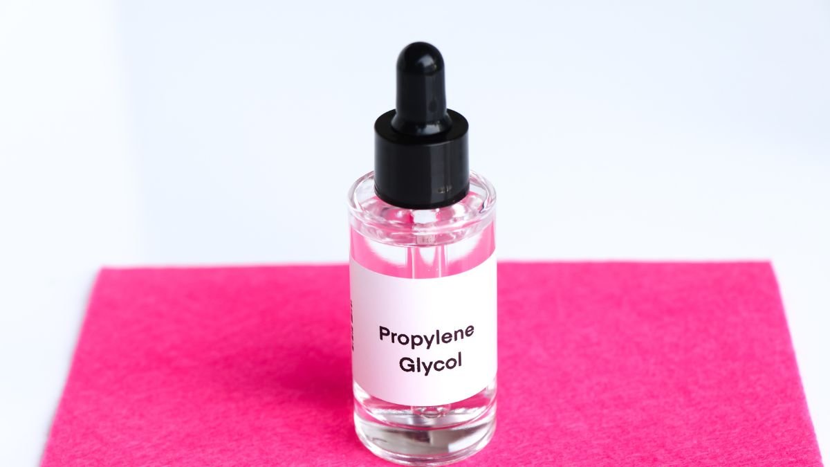 Eine Flasche mit Propylenglykol auf einem pinken Untergrund.