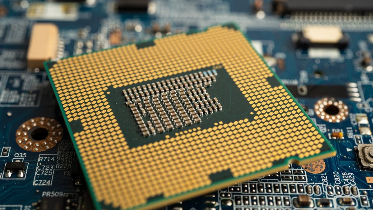 Nahaufnahme eines Prozessors auf einer Hauptplatine mit goldenen Pins.