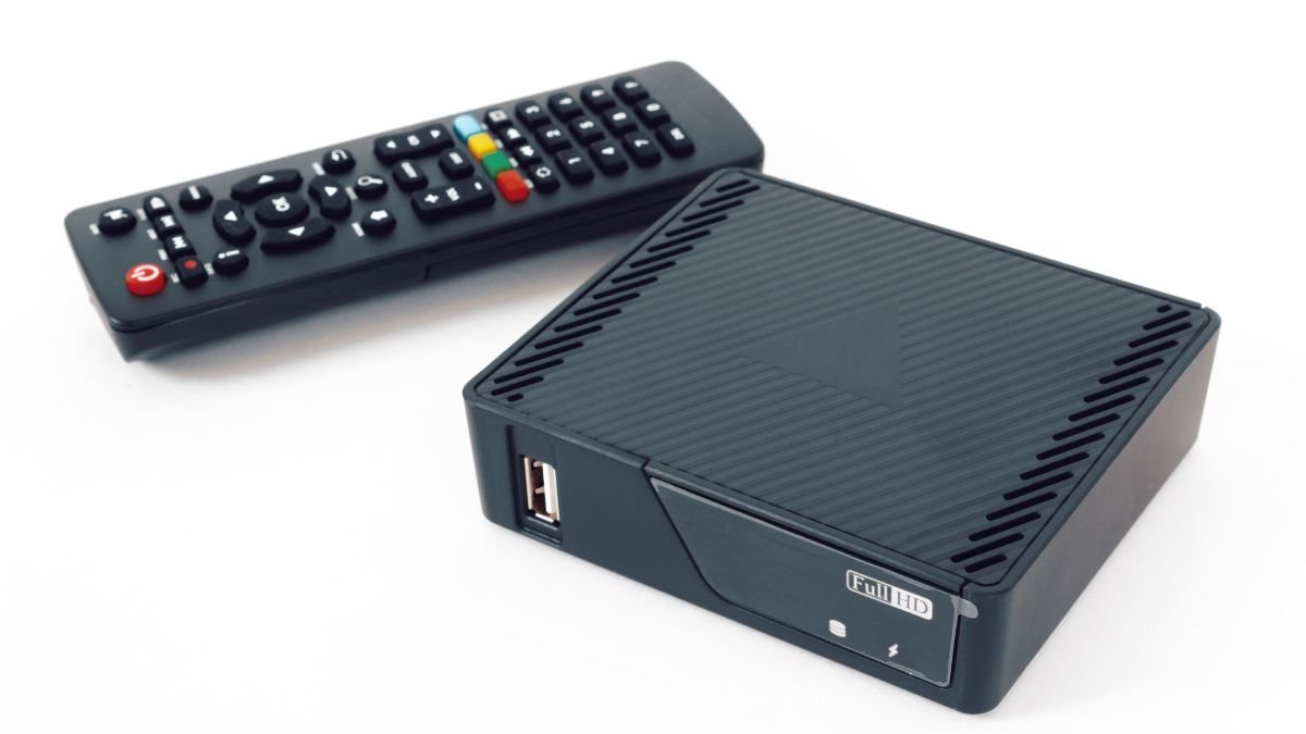 Ein Set-Top-Box mit Fernbedienung, bereit für Streaming und Fernsehen.