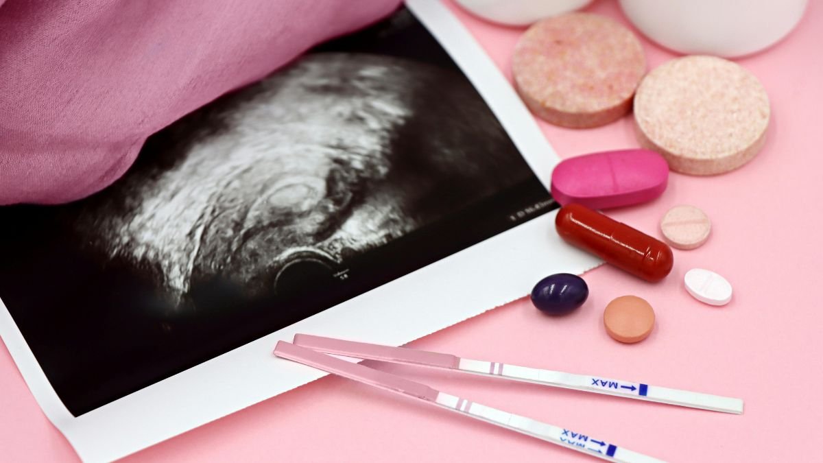 Eine medizinische Anordnung mit Medikamenten und einem Ultraschallbild.