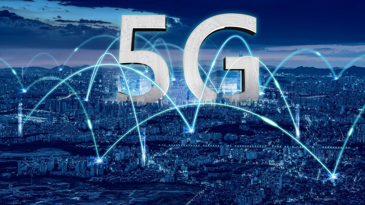Eine Stadtansicht bei Nacht mit dem 5G-Symbol und Netzwerkverbindungen.