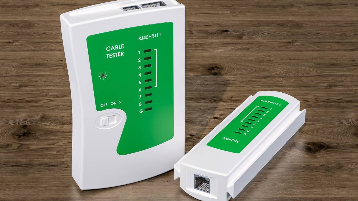 Ein UTP-Kabeltester mit zwei Geräten auf einem Holztisch.