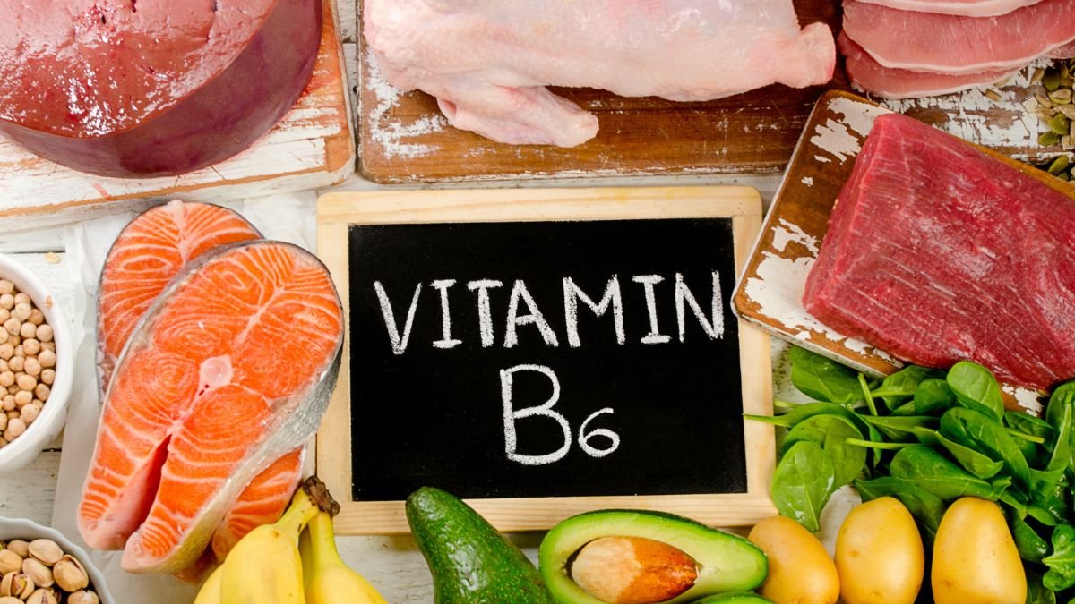 Eine Auswahl an Lebensmitteln reich an Vitamin B6, darunter Fisch, Fleisch und Gemüse.