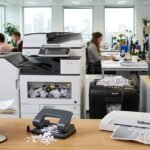 Bürogeräte wie Drucker, Tacker und Kaffeeautomat werden im Büroalltag häufig falsch bedient