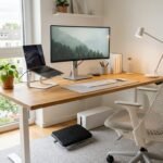 Ordentlicher Büro- und Lernplatz mit ergonomischen Hilfsmitteln, Monitor und praktischem Zubehör