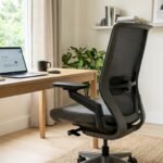 Ergonomischer Bürostuhl mit verstellbarer Rückenlehne und Armlehnen am modernen Arbeitsplatz