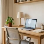 Minimalistischer Arbeitsplatz mit Schreibtisch, Laptop, Lampe und wenigen ausgewählten Accessoires